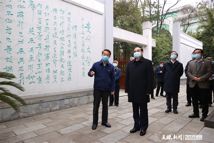 （审定）DPC_0671-1----2023年2月16日，省委书记、省人大常委会主任徐麟深入贵州大学调研教育科技人才工作。图为徐麟在贵州大学中国文化书院考察。贵州日报天眼新闻记者 杜朋城 摄影.jpg