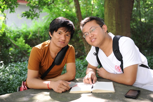 宋章纳（柬埔寨，左）