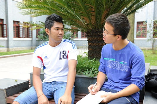 金文那（柬埔寨，左）