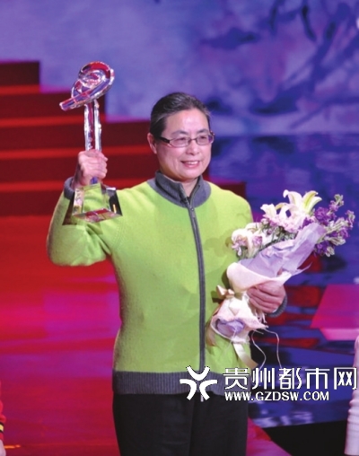 孙丽娜老师领奖现场(图片来源:央视网)