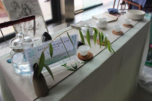 茶席设计作品活动现场,来自贵州大学 40余名参赛选手分别参加贵州