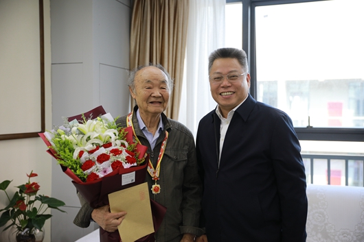 省政府副秘书长吕劲松,省科技厅副厅长安守海,省民宗委副主任潘选,省