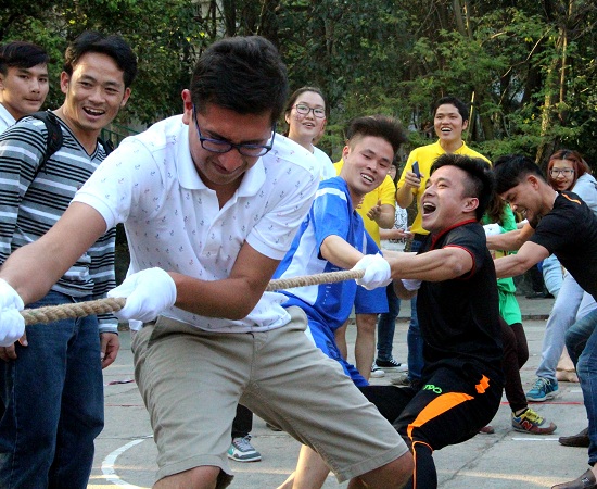 激烈的拔河比赛