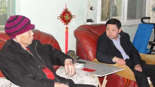 校党委书记姚小泉看望老同志