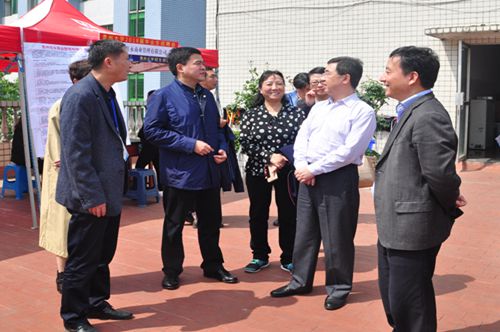 王华平一行参观了贵州大学当日举行的校园招聘会,招生就业处负责人